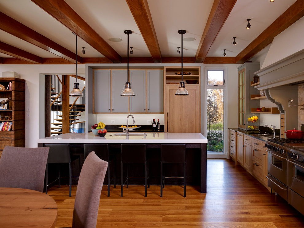кухня с деревянными балками на потолке