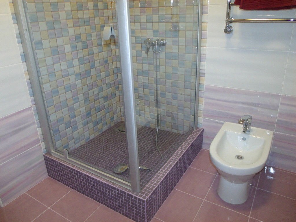 Душевой поддон в ванной фото маленькой комнате