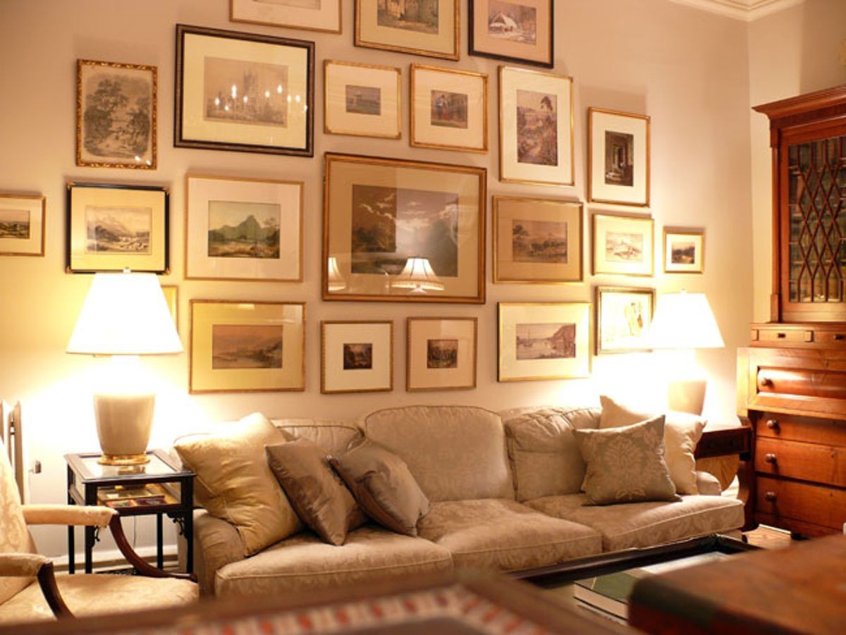 Фото над диваном в гостиной как оформить. Картины для интерьера. Украшение стен картинами. Декор стены в гостиной. Картина стена.